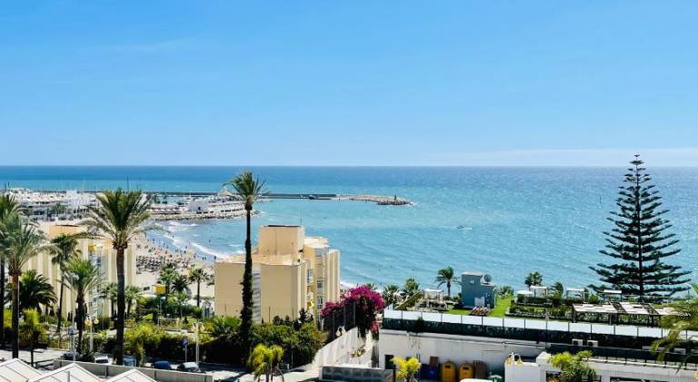 Holiday apartment with terrace, garden & pool in Torremolinos