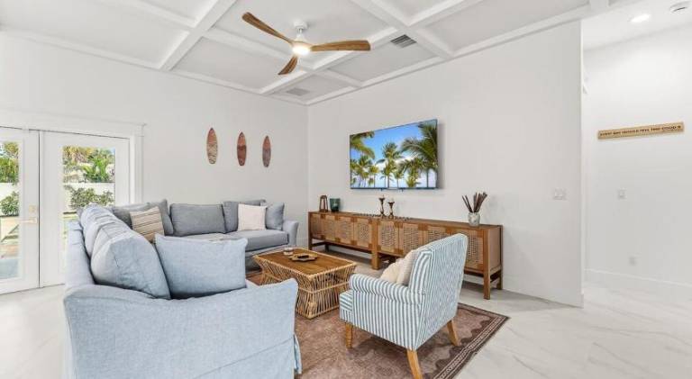 Vacation home with pool — photo 2
