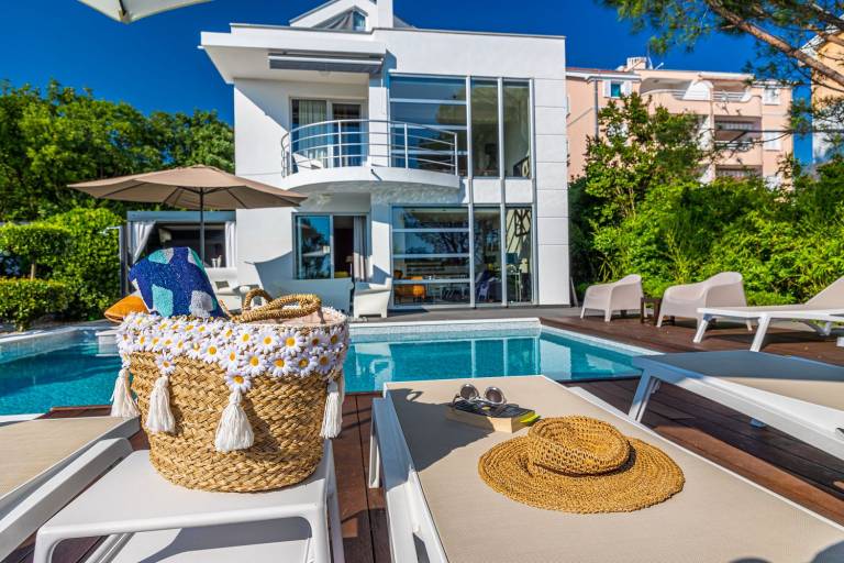 Beachfront Villa with Private Pool, Jacuzzi, Sea View — photo 4