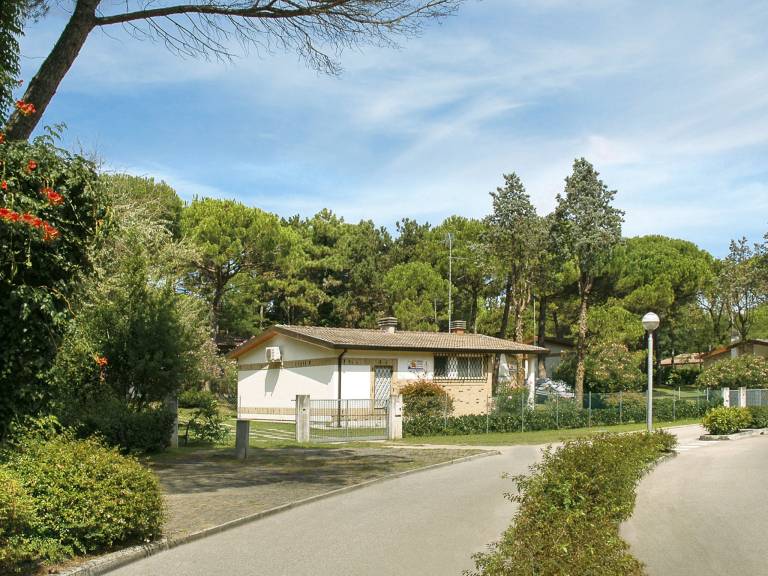 Vacation home with grill, garden & patio | Beach nearby | Pets allowed in Udine