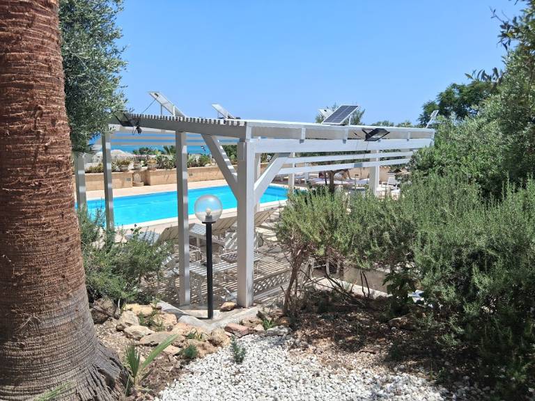 Apartment with terrace, pool & barbecue | Pool view — photo 5