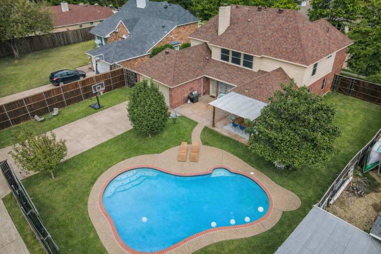 Vacation home with private pool & garden — photo 2