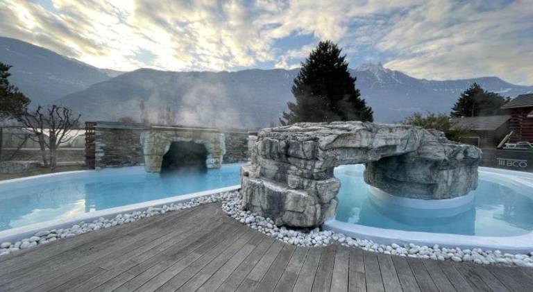 Serviced apartment with pool, hot tub & yard | Pets allowed — photo 3