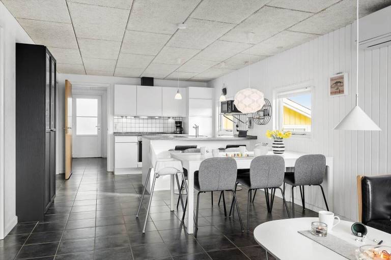 Vacation home with terrace, BBQ & sauna — photo 3