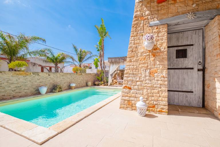 Villa with barbecue, private pool & jacuzzi | Pool view | Pets allowed — photo 3