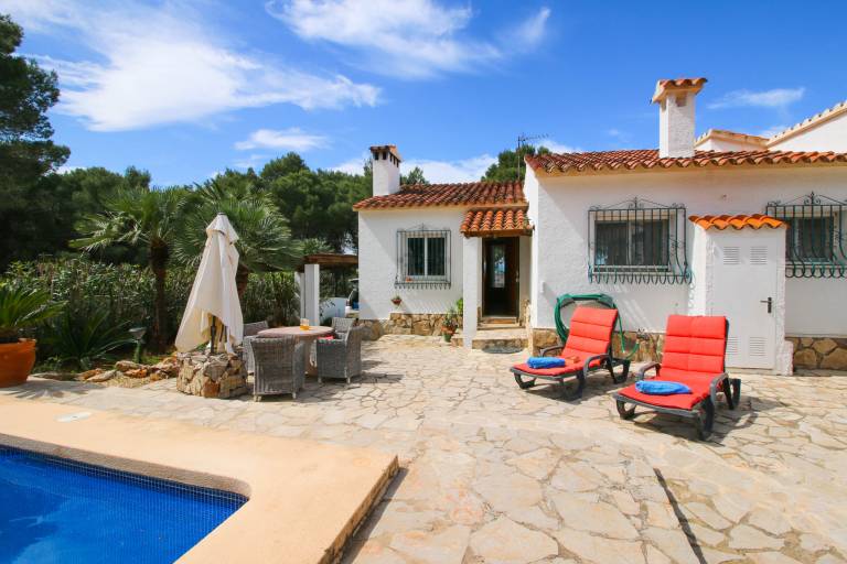 Villa with BBQ, patio & yard — photo 5