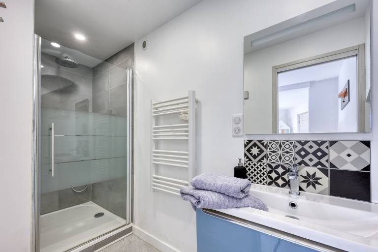 Rental apartment with patio & BBQ | Sea view — photo 5