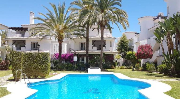 Holiday apartment with yard, terrace & pool in Marbella