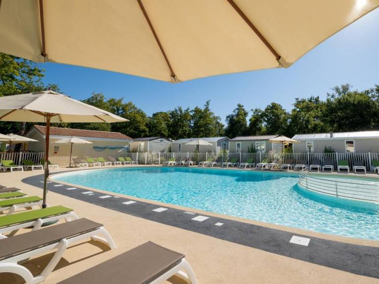 Mobile home with heated pool & patio — photo 2