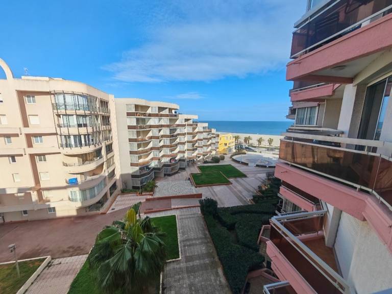 Canet-en-Roussillon T2 Beachfront with Parking - Perfect for 4 in Canet-en-Roussillon