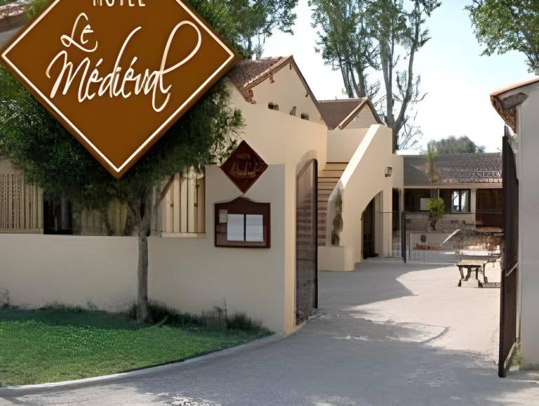 Hotel Le Medieval - Parking inclus & accueil velo in Aigues-Mortes
