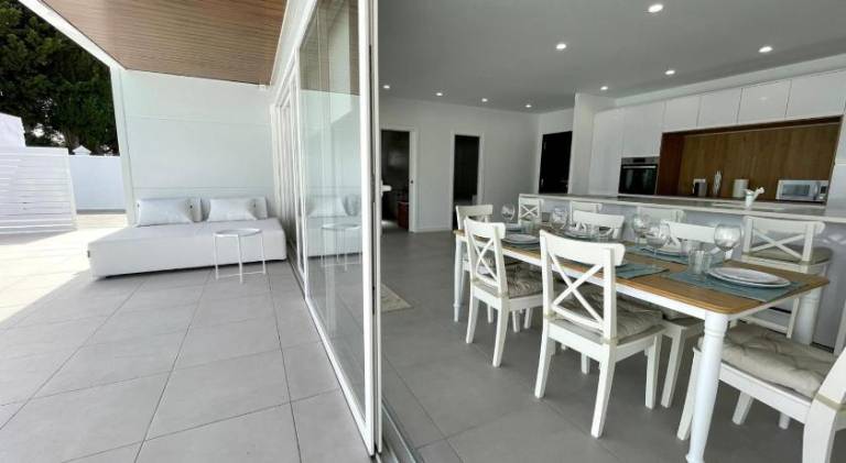 House with pool — photo 3