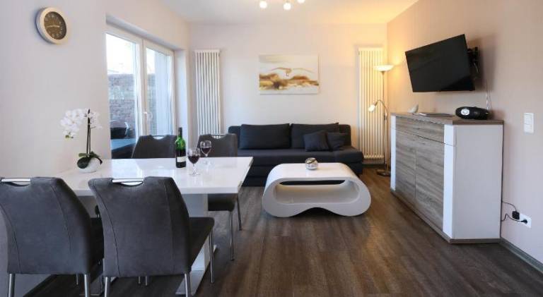Holiday apartment with patio, garden & barbeque — photo 2