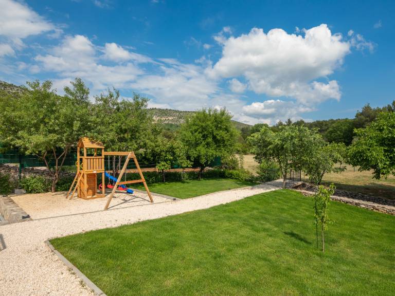 Fully equipped house with yard, private pool & barbeque | Nature view | Pets allowed — photo 4
