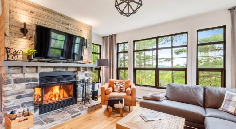 Holiday apartment with jacuzzi & pool | Close to the beach | Pet-friendly in Mont-Tremblant, QC
