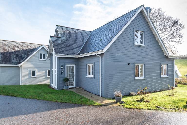 Cottage with yard — photo 2