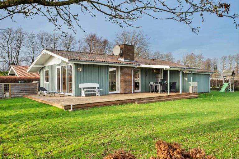 House with barbecue, patio & sauna in Kolding