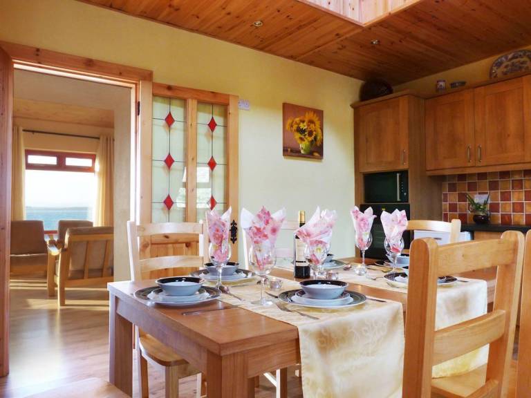 Cottage with garden — photo 4