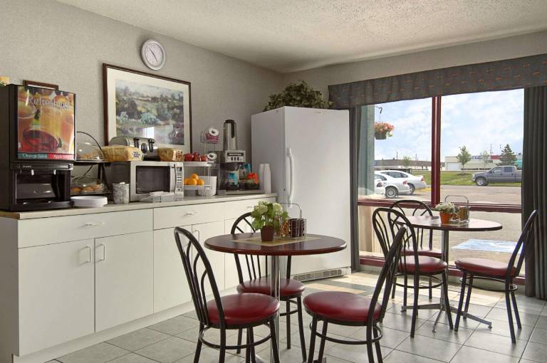 Super 8 By Wyndham Red Deer — photo 2