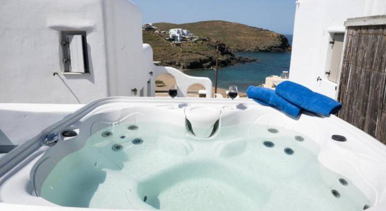 Superior 3 Beachfront Suite Hot tub and Seaview — photo 3