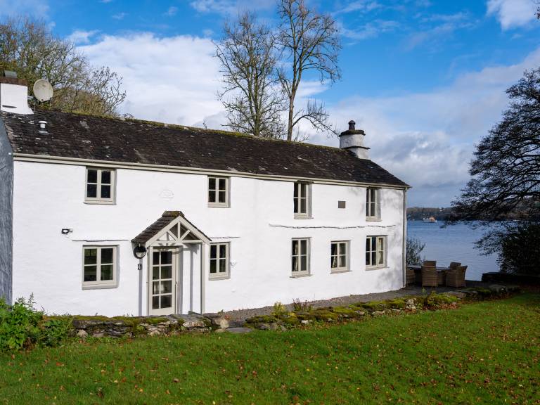 Cottage with yard, pool & hot tub in Windermere