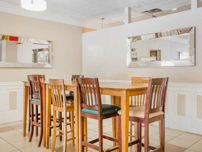 Quality Inn Toronto Airport — photo 4