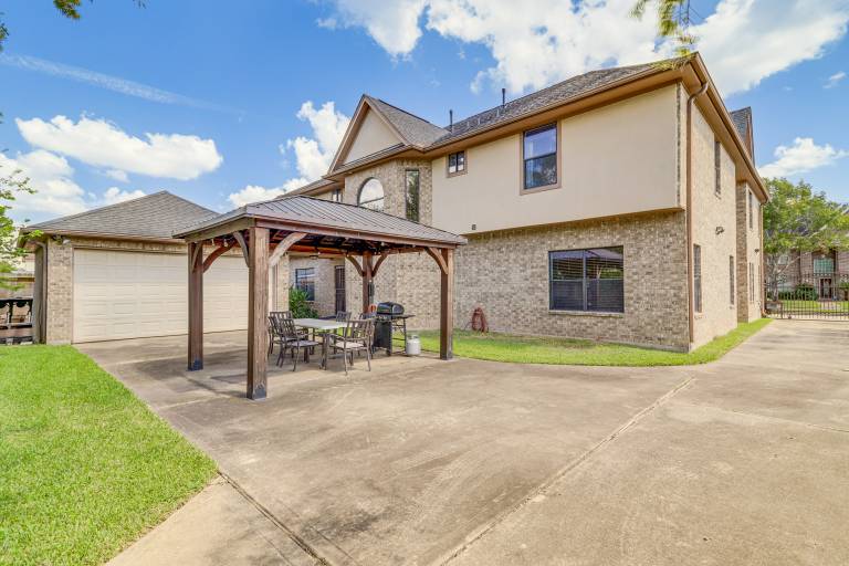 Elegant Houston Home w Gazebo & Game Room