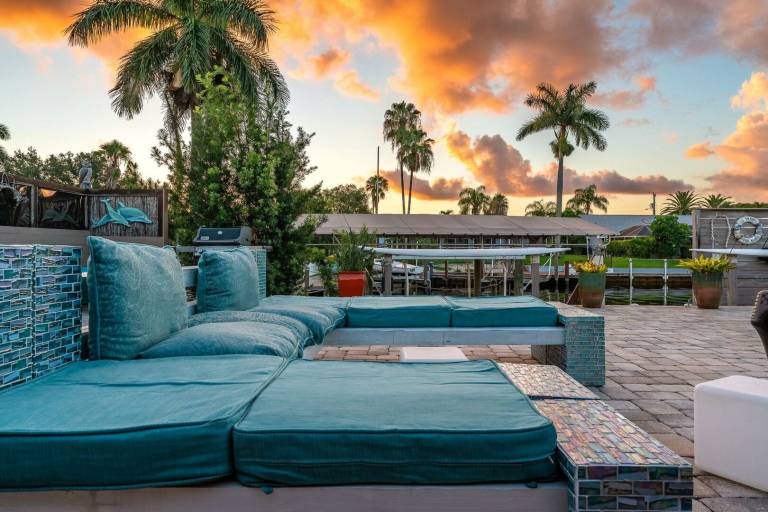 Family-friendly vacation home with private pool & barbecue | River view | Suitable for remote work | Pets allowed — photo 5