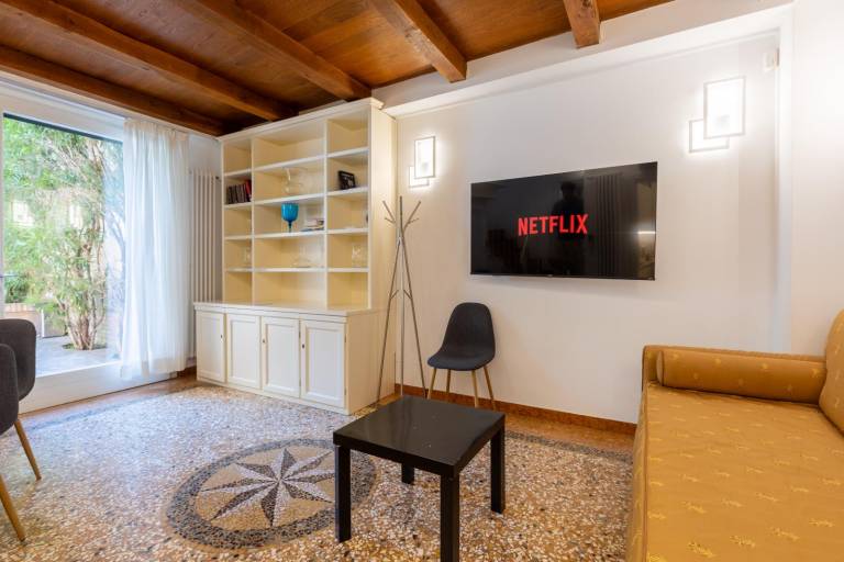 Holiday apartment with jacuzzi & patio | Close to Piazza Maggiore | Pets allowed in Taverna