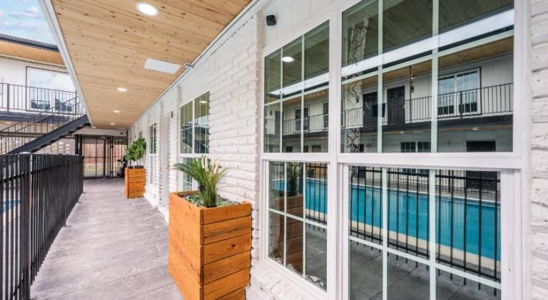 Apartment with pool — photo 4