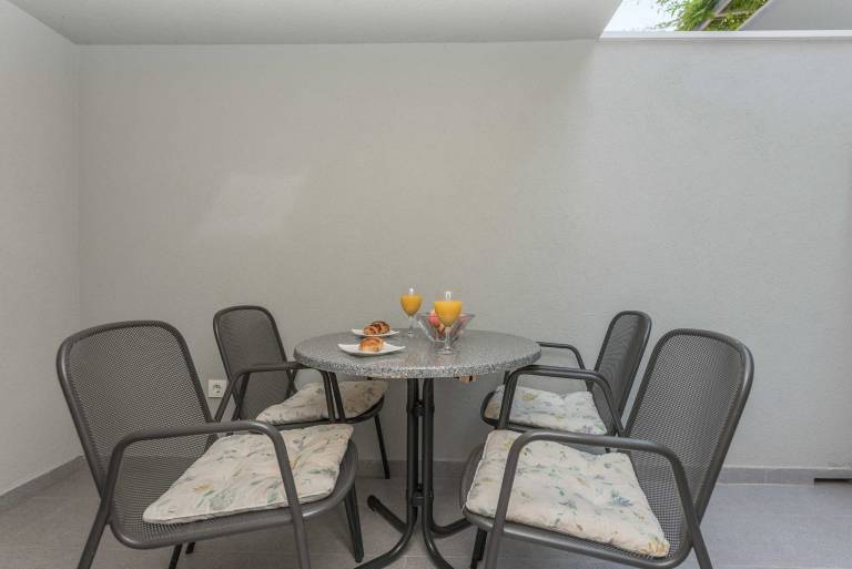 Studio with patio — photo 2