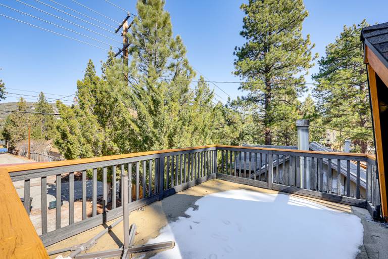 2 Mi to Big Bear Lake: Wooded Cabin w/ Deck! — photo 3