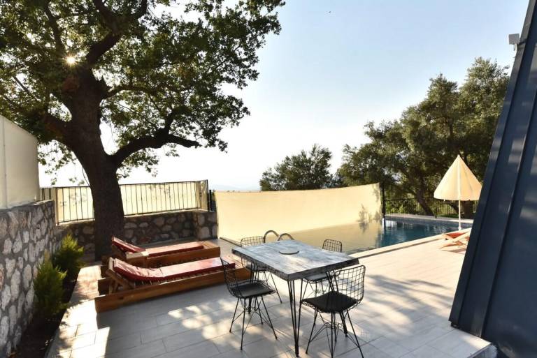 Villa with garden, pool & hot tub | Good for workation — photo 4