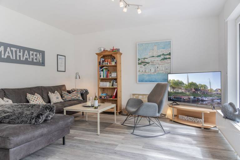 Durchatmen und ankommen: Diese großzügig geschnittene und modern eingerichtete Ferienwohnung begeistert mit Kaminofen, Wintergarten und großer Küche. Zu jeder Jahreszeit gemütlich – ideal für entspannte Küstentage. — photo 2