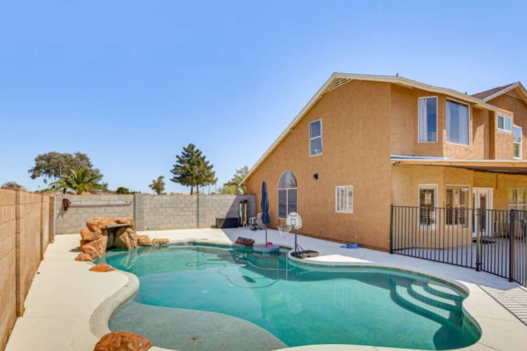 4BR Home w Private Pool Patio & Grill