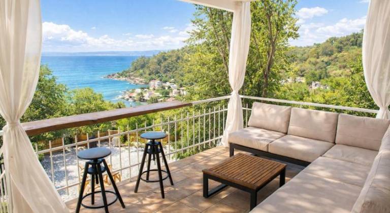 Grand Seaview Retreat - walk to the beach — photo 2