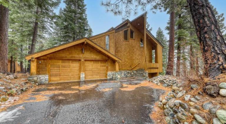 Vacation home with hot tub | Pets allowed in Truckee, CA