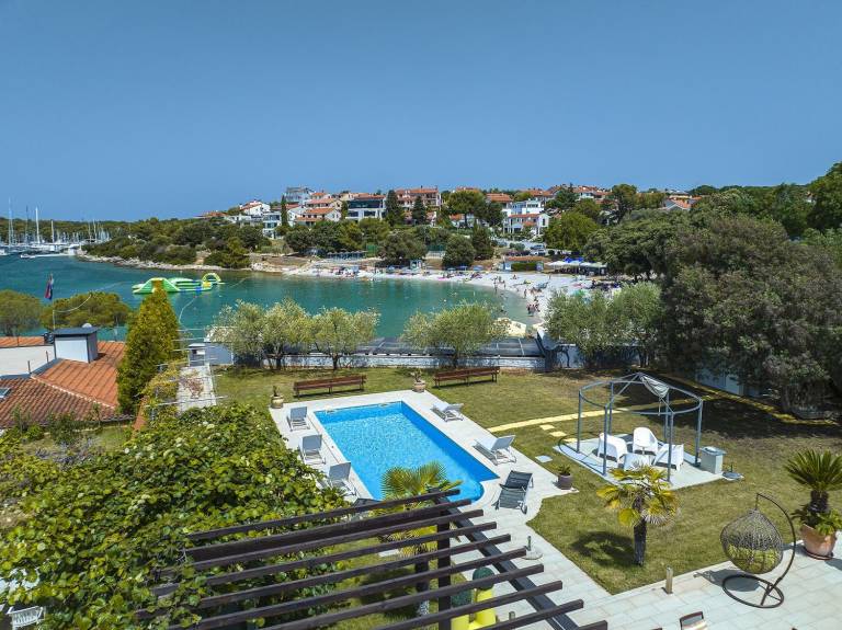 Sunny finca 10 meters to the Adriatic Sea in Pula