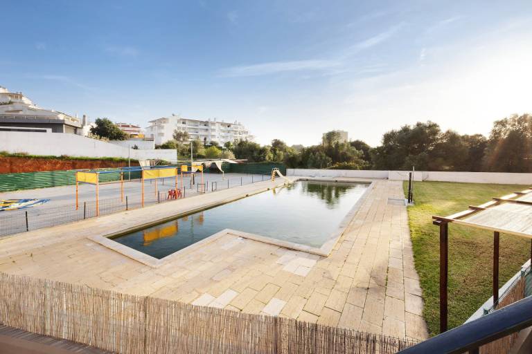 Apartment 'Sol De Alvor' with Shared Pool, Shared Garden and Wi-Fi in Portimão