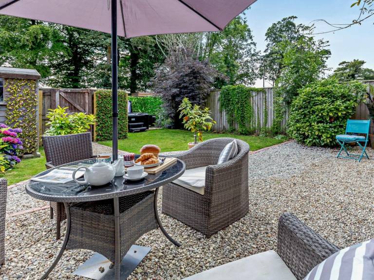 Cottage with hot tub, barbeque & garden — photo 4