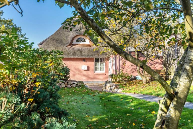 Holiday Home "Jules Reetdachkate" with Garden & Wi-Fi in Husum