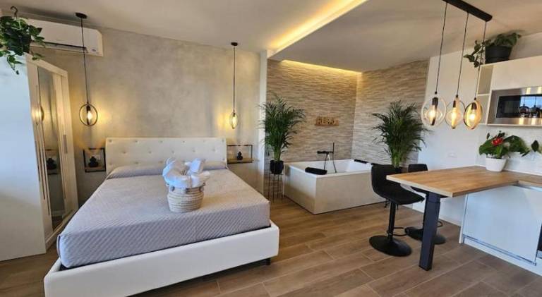 Luxury Suite, Villa Joy Verona, Exclusive Romantic Luxury Suite with Jacuzzi, near Verona Center in Cittadella