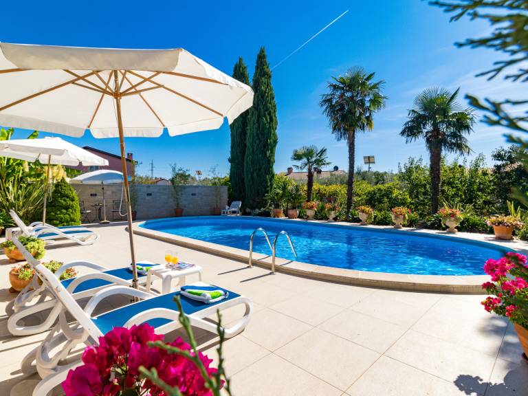 Rental apartment with grill, yard & pool — photo 2