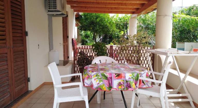 Holiday apartment with terrace & garden — photo 3