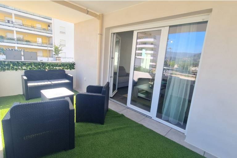 Apartment with terrace & garden — photo 2