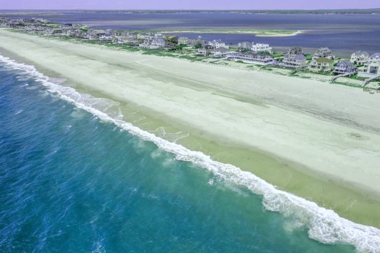 Spectacular 8 BR Oceanfront Hamptons Beach House — photo 2