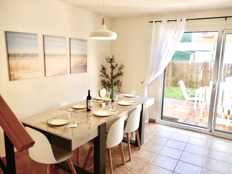 Villa with pool, barbecue & yard — photo 4