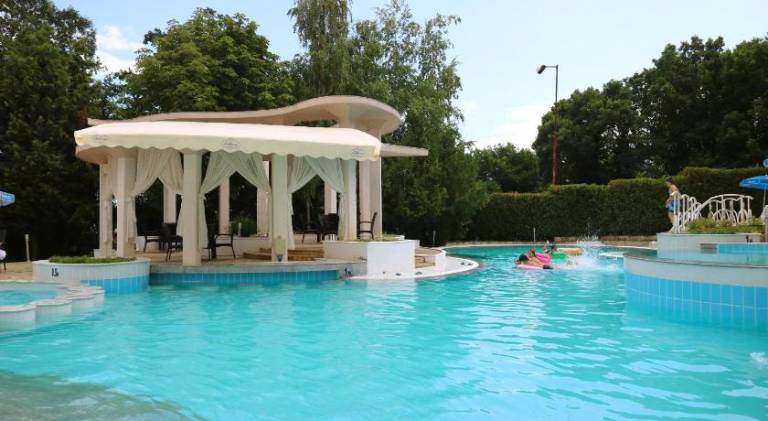Vacation home with pool, terrace & sauna in Varna