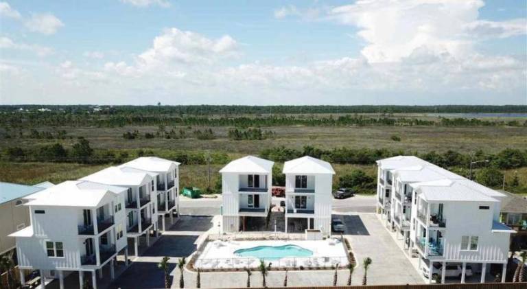2 Bedroom Dog Friendly Cottage with Bunks, Sleeps 10, Heated Outdoor Pool, Walk to Beach — photo 4