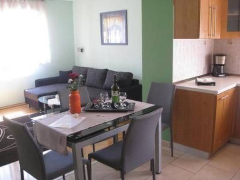 Rental apartment with grill, yard & terrace — photo 2